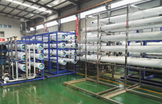 工業<a href=http://m.trkfoods.com/fstcjssb/ target=_blank class=infotextkey>反滲透凈水設備</a>展示